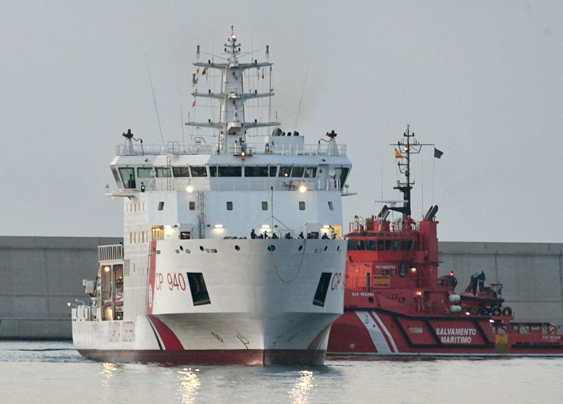 El barco italiano Dattilo, que lleva a más de 270 personas, entra en el puerto de Valencia junto a una embarcación de Salvamento Marítimo
