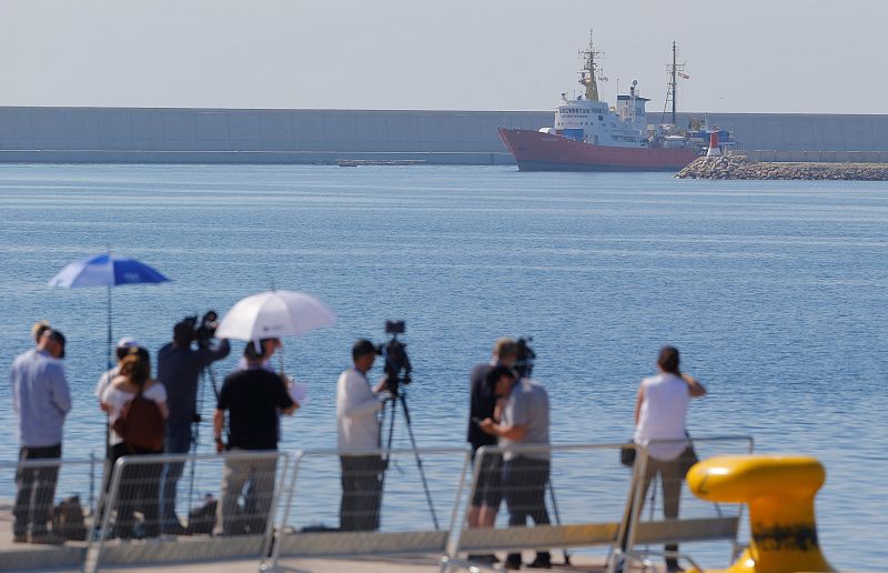 Entrada del barco Aquarius al puerto de Valencia