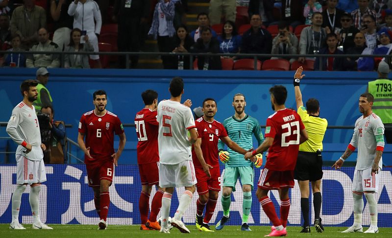 Andrés Cunha anula el gol de Irán