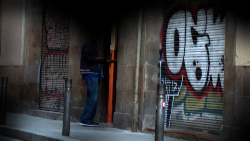Un portal para acceder a un narcopiso en el Raval