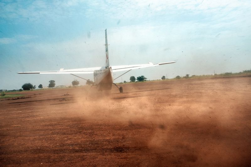 Un avión de MSF llega al campo para distribuir medicinas y alimentos para el hospital de Bentiu.