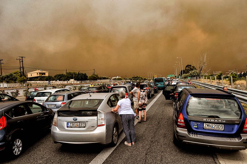 Coches detenidos en una autopista cerrada por el incendio de Kineta.