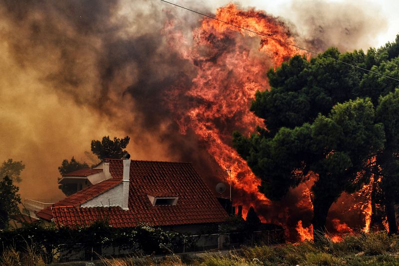 Viviendas amenazadas por el fuego en Kineta.