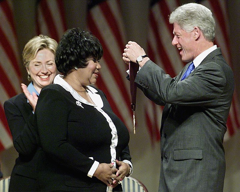 Aretha Franklin recibe la Medalla de las Artes y las Humanidades