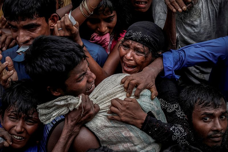 Un grupo de refugiados lucha por conseguir alimentos
