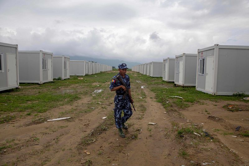 La Policía birmana vigila el campamento de tránsito en Maungdaw, Rakáin
