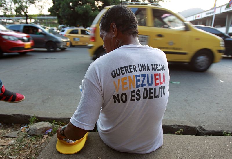 Un venezolano vende dulces en una calle de Cali (Colombia)