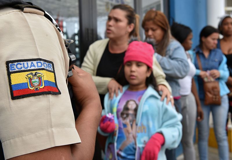 Venezolanos formados en el Centro Binacional de Atención en Frontera (Cebaf) en Huaquillas, en el sur de Ecuador, en la frontera con Perú