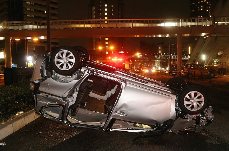 Coche volcado en las calles de Osaka por el tifón Jebi
