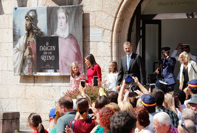 La princesa Leonor, acompañada por los reyes Felipe y Letizia y su hermana Sofía, en el Museo de Covadonga