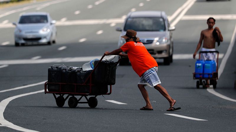 El tifón se desplaza con vientos sostenidos de 255 kilómetros por hora