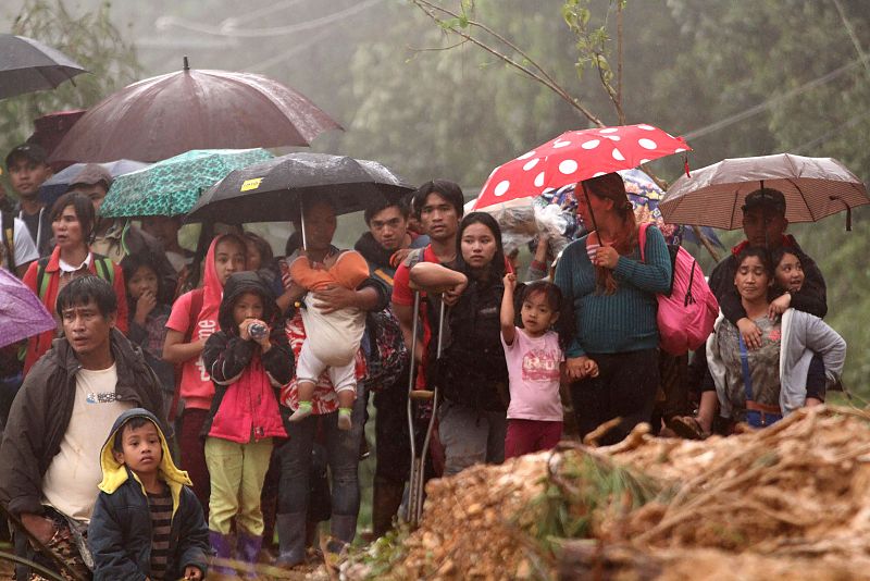 Familiares de los mineros desaparecidos esperan en Itogon