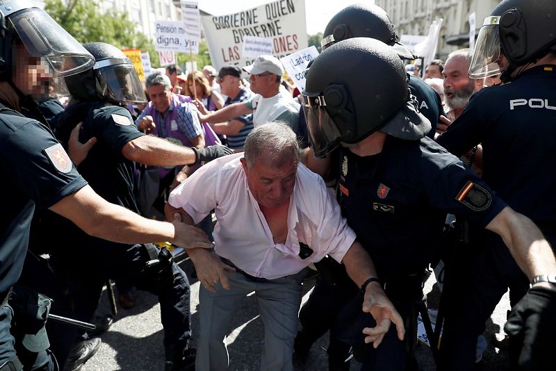 La Policía ha evitado que los pensionistas superaran las vallas y llegaran a las puertas del Congreso. Efe/Mariscal