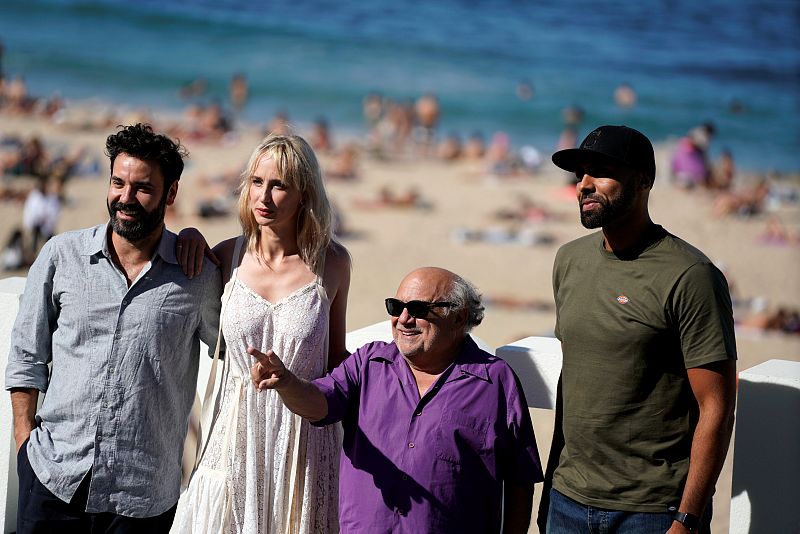 El actor, director y productor estadounidense, Danny DeVito, posa junto a los actores Miquel Fernández e Ingrid García-Johnnson, y al Dj El Chojin
