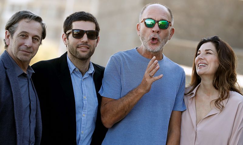 El director Benjamin Naishtat (segundo por la izquierda) posa junto a los actores Alfredo Castro, Dario Grandinetti y Andrea Frigerio durante la presentación de Rojo