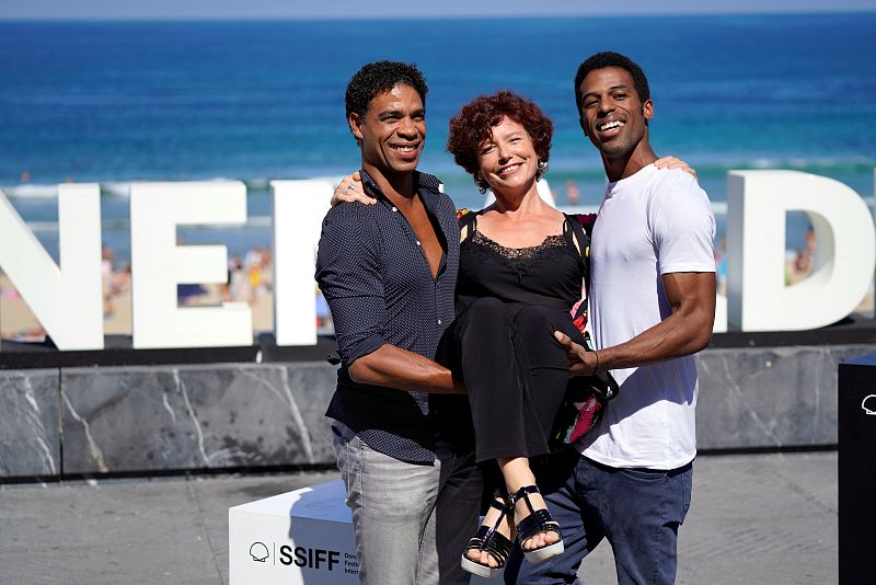 La directora Icíar Bollaín posa con los actores Carlos Acosta y Keyvin Martinez durante la presentación de 'Yuli', que compite en la sección oficial del festival