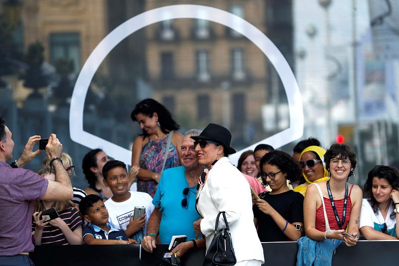 La actriz Rossy de Palma se fotografía con fans a su llegada al hotel que aloja a los invitados del Festival de Cine de San Sebastián