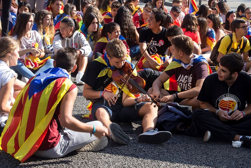 Estudiantes se manifiestan en Barcelona por el 1-O