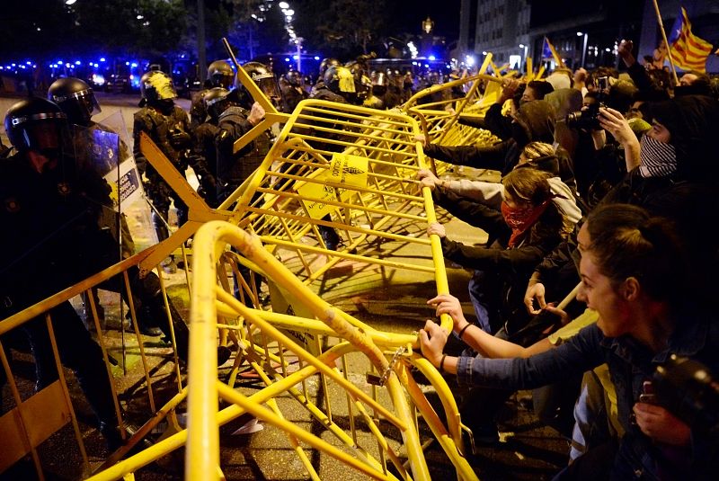 Estudiantes se manifiestan en Barcelona por el 1-O