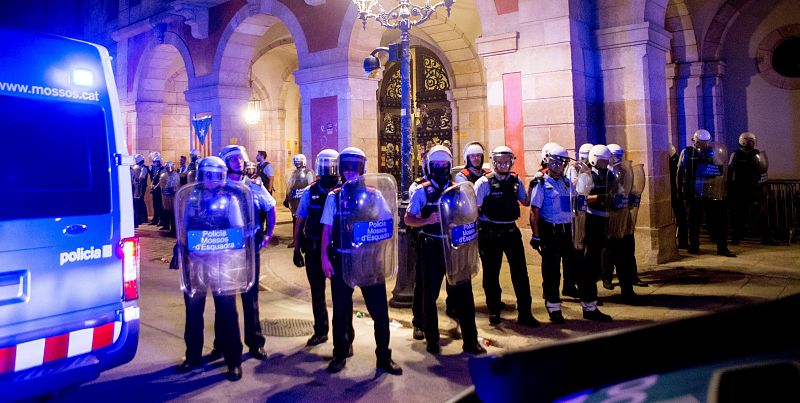 Los Mossos protegen el Parlament.
