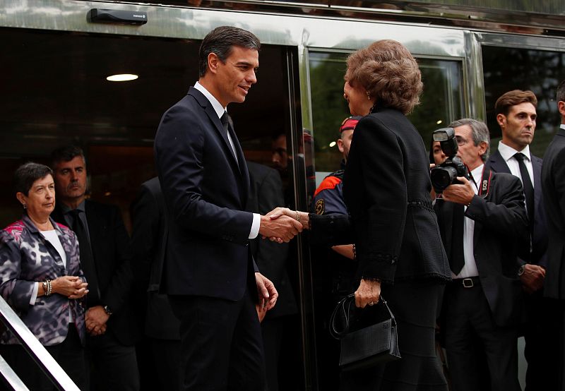 El presidente del Gobierno, Pedro Sánchez, recibe a la reina Sofía a su llegada al tanatorio.