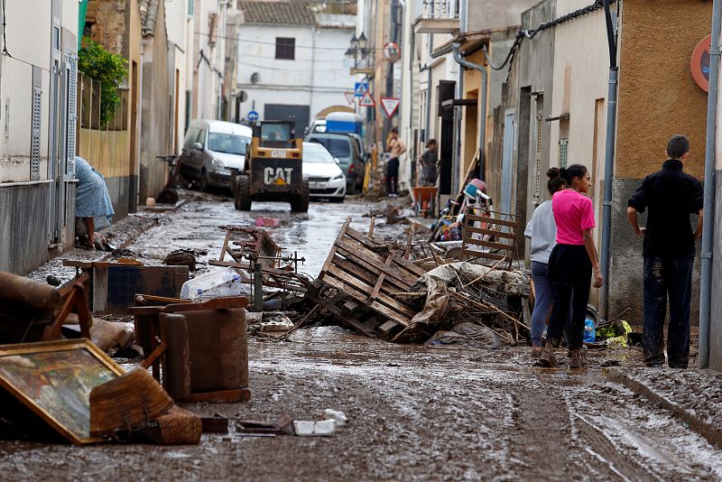 Calles cubiertas de escombros
