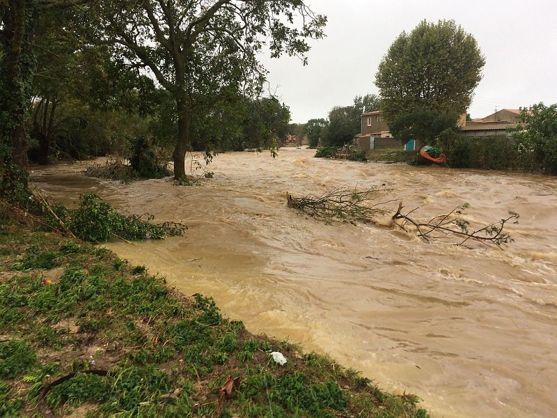 El río Trapel, desbordado a su paso por Villegailhenc. Eric Cabanis/Afp