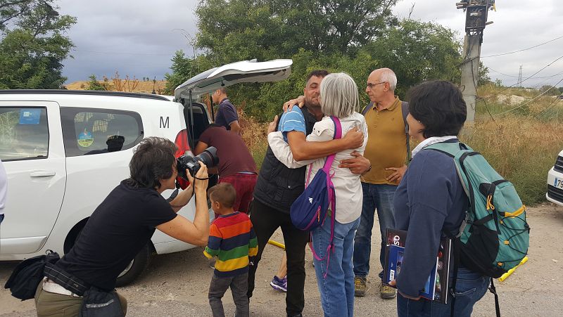 Los voluntarios de San Carlos Borromeo acompañándoles