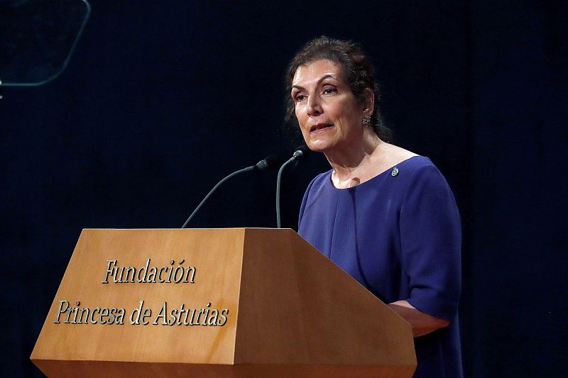 La periodista mexicana Alma Guillermoprieto se dirige a los asistentes, en un discurso marcado por el recuerdo a los periodistas asesinados en México.