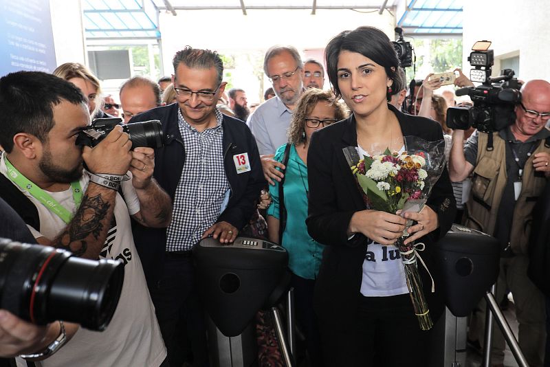 La candidata a la vicepresidencia por el Partido de los Trabajadores (PT), Manuela D'Avila, en un centro electoral en Porto Alegre