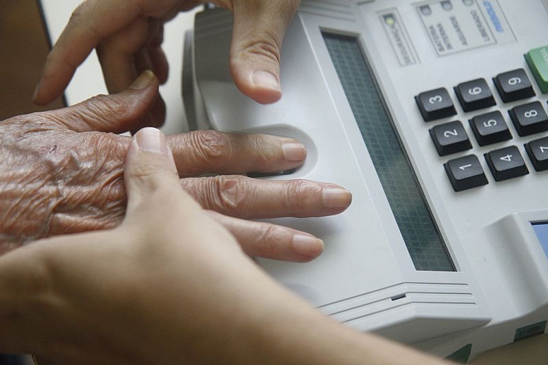 Una mujer deja su huella antes de votar en una zona electoral en la ciudad de Belo Horizonte