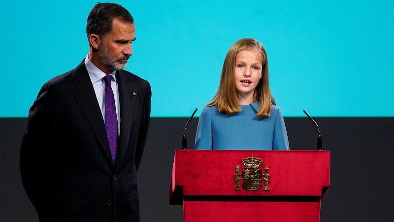 La princesa Leonor lee el artículo 1 de la Constitución en el Instituto Cervantes en Madrid, junto a su padre, el fey Felipe VI. REUTERS/Juan Medina