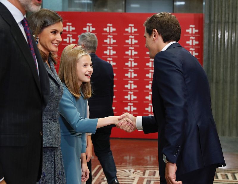 El líder de Ciudadanos, Albert Rivera, saluda a la princesa Leonor a su llegada al acto de lectura de la Constitución, en el Instituto Cervantes de Madrid.