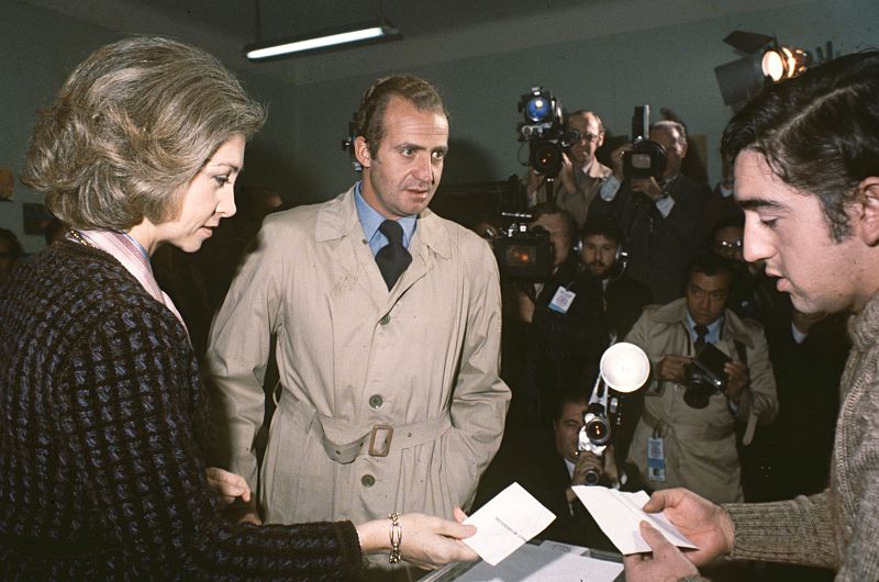 Los reyes de España, Juan Carlos y Sofia votan en el referéndum sobre la Constitución española