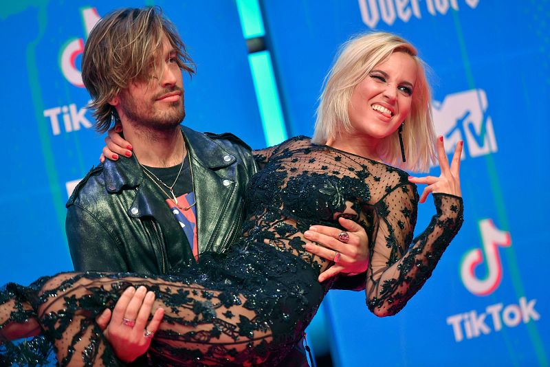 El cantante Adrián Roma con la actriz Ana Fernández