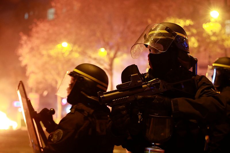 La policía avanza durante la manifestación de los "chalecos amarillos"