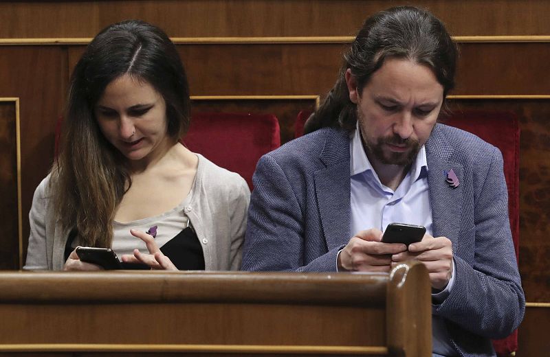 Los parlamentarios de Unidos Podemos con un pin "republicano y feminista"
