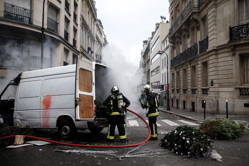 Los bomberos apagan un fuego en una furgoneta
