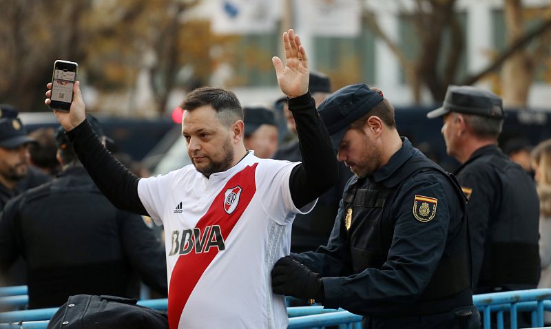 Los aficionados comienzan a pasar los controles de seguridad para acceder al estadio.
