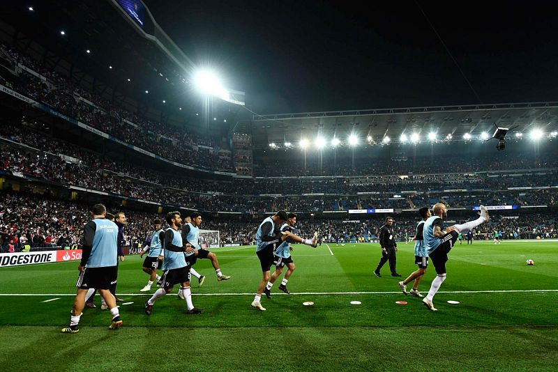 Los jugadores calientan minutos antes del partido.