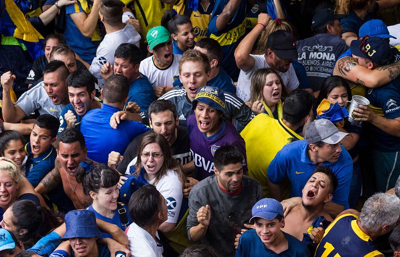 Los seguidores de Boca celebran en la distancia el gol de Benedetto.