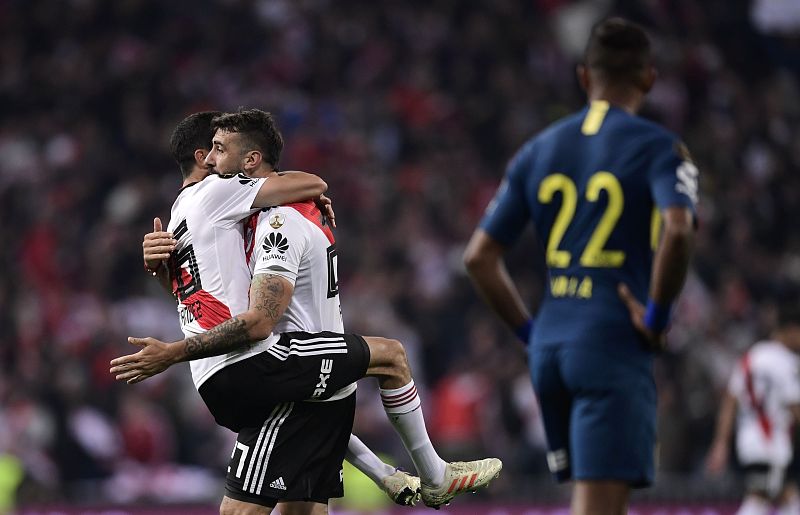 Pratto celebra con Ignacio Fernández el 1-1 logrado ante Boca.