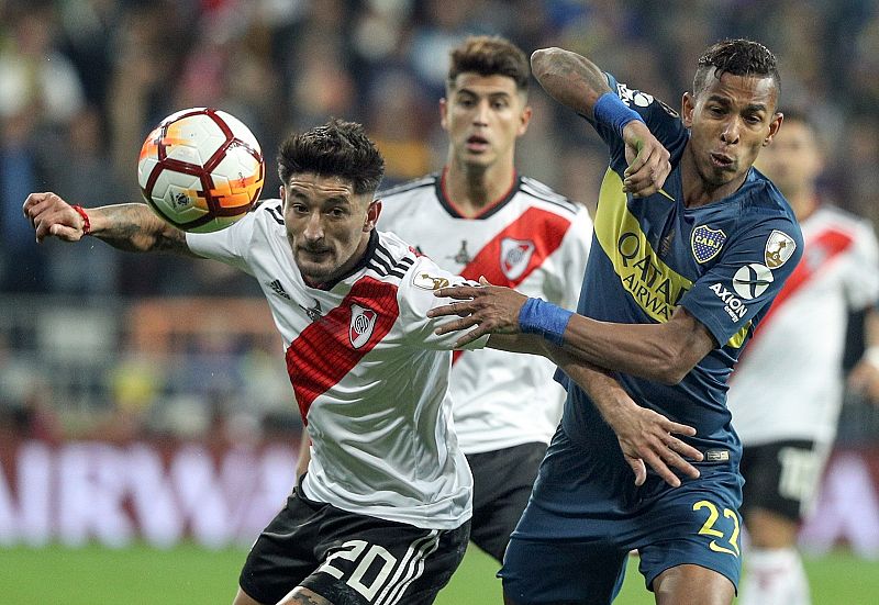 Casco pelea un balón junto a Sebastián Villa Cano.