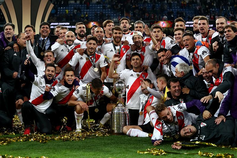 River posa con la Copa Libertadores tras conquistarla en la final ante Boca.