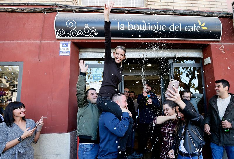 Un bar de Alicante celebra el segundo premio de la Lotería