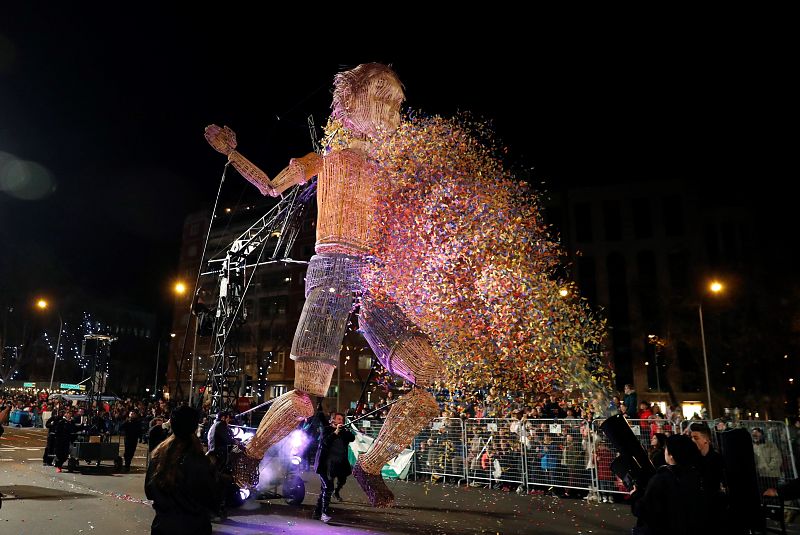 Los Reyes Magos protagonizan su tradicional cabalgata por el madrileño Paseo de la Castellana acompañados por once carrozas