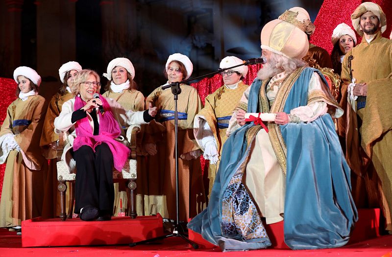 La alcaldesa de Madrid, Manuela Carmena, recibe a los Reyes Magos en la Plaza de Cibeles tras su tradicional cabalgata