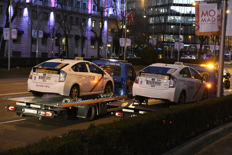 Llegan grúas al centro de Madrid para retirar los taxis