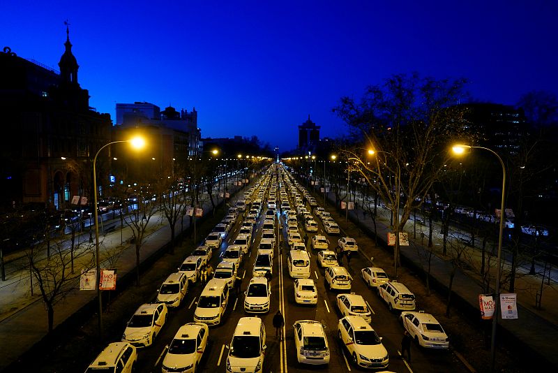Los taxistas ocupan el paseo de la Castellana con la intención de bloquear Madrid.