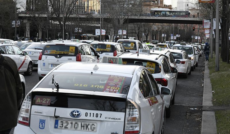 Vista genetal del Paseo de la Castellana colapsado por los taxistas